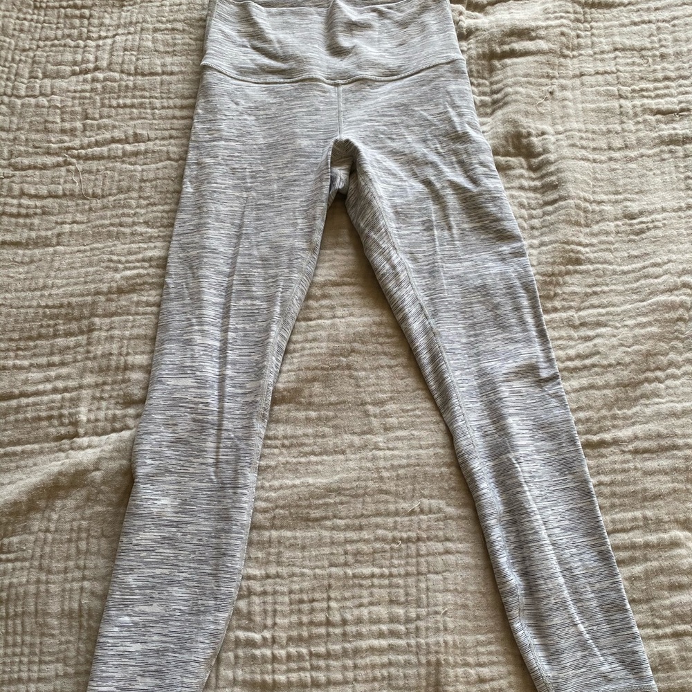 Lululemon white/black leggings 6 soft